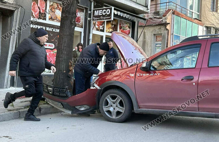 Глоба за водача, който се заби с колата си в дърво в Хасково