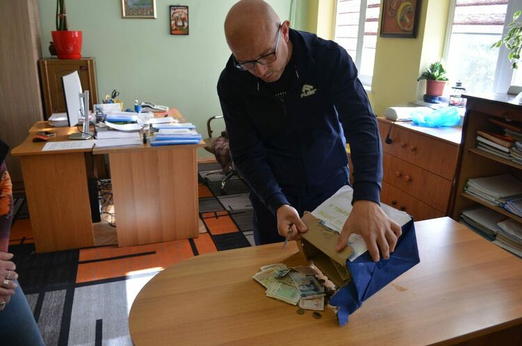 Благотворителният щанд на "Маго" събра пари за два детски отбора