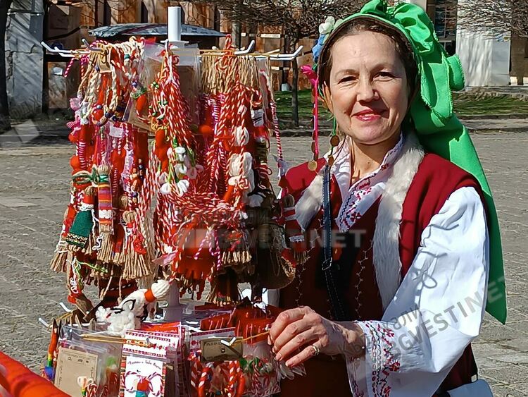 Кърджалийка се въплъщава в Баба Марта, привлича мало и голямо със своите мартеници