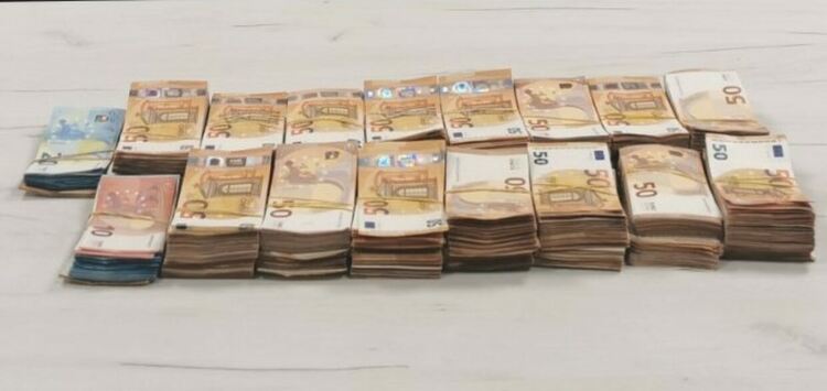 Откриха недекларирана валута за близо 300 000 лв. в хладилния агрегат на тир