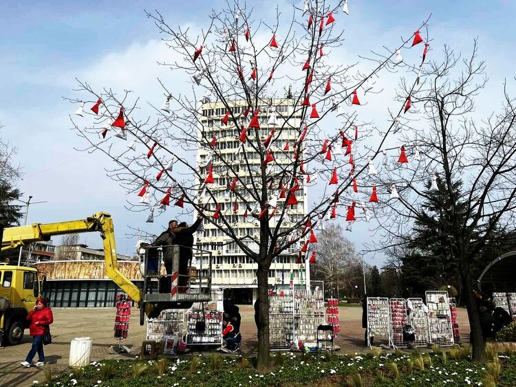 Димитровград е с първомартенска украса, мартеници и за гражданите