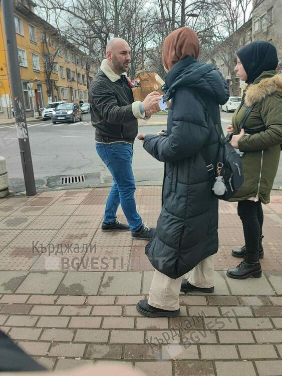 Цветя за дамите в Кърджали от Продължаваме Промяната