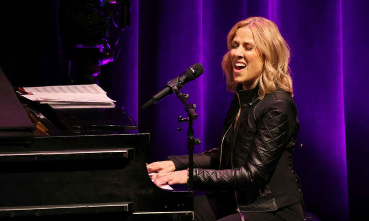 Sheryl Crow записа кавър на „Digging in the Dirt“ на Peter Gabriel