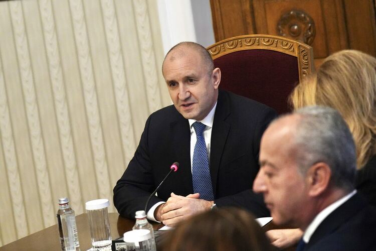  Румен Радев връчва мандата на ГЕРБ-СДС на 15 март