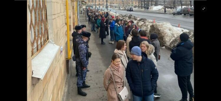 Руснаци масово се наредиха на опашки за протеста "По пладне срещу Путин"