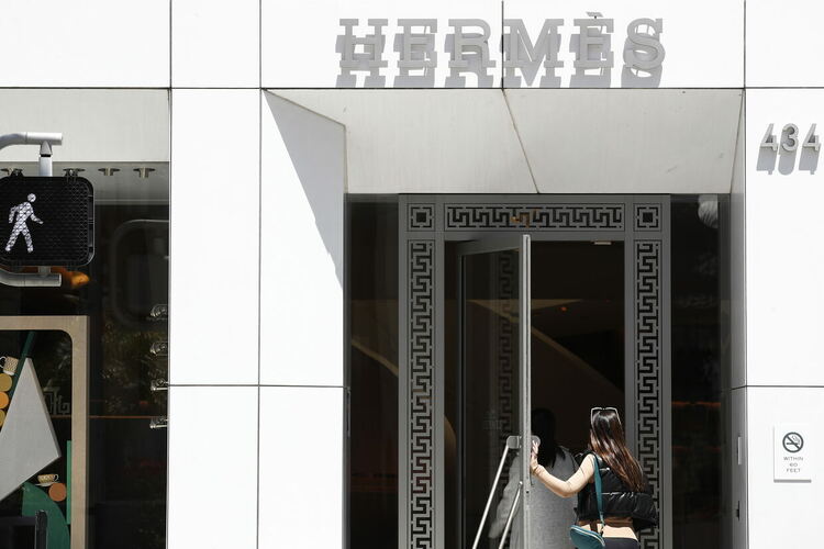 Съдят Hermes, защото продавала прочутите си чанти  "Бъркин" само на "смятани за достойни" клиенти