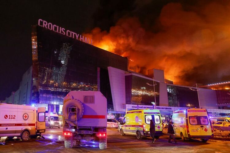 Масова стрелба и взрив на концерт в Москва, има поне 40 жертви