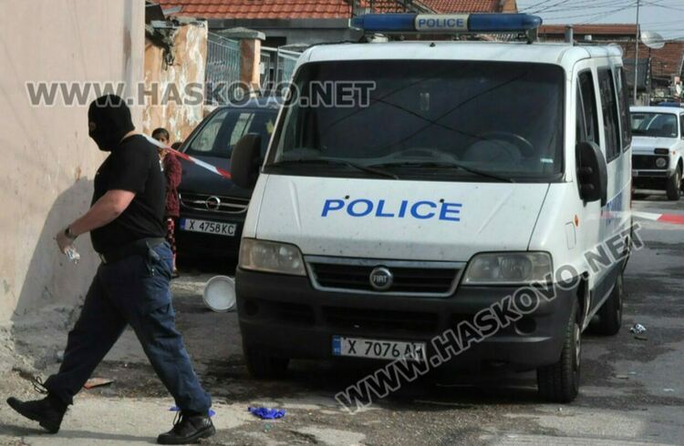 8 задържани с наркотици и пистолет със заличен номер в Хасковско