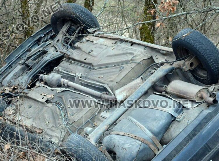 23-годишен мъж пострада, след като 18-годишен шофьор обърна колата си по таван до с. Козлец