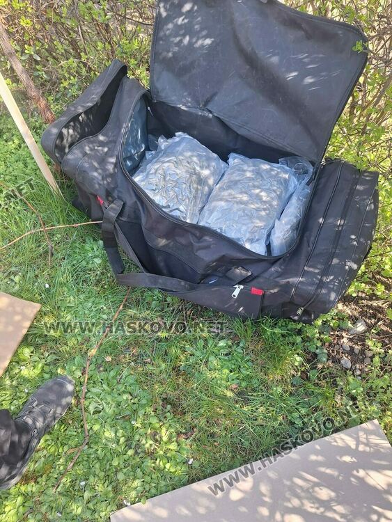 Двама наркодилъри и клиентът им от Турция са задържани при спецакция