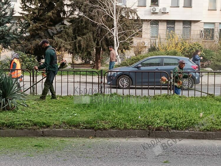 Косят тревните площи в Кърджали, централната част вече е обхваната