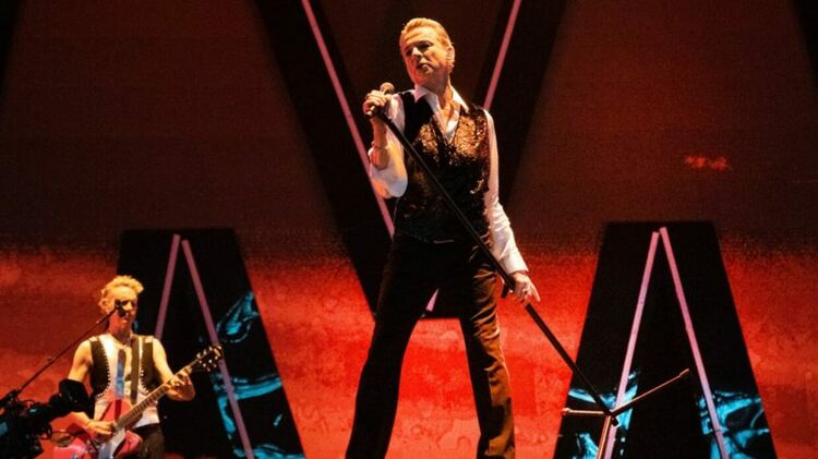 Depeche Mode отбелязаха финала на турнето си с видео и ремикси на „People Are Good