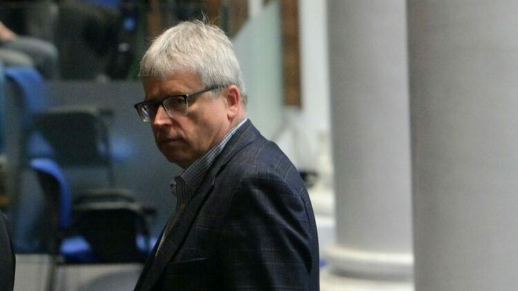ГЕРБ и ДПС освободиха шефа на здравната каса въпреки оттеглената оставка