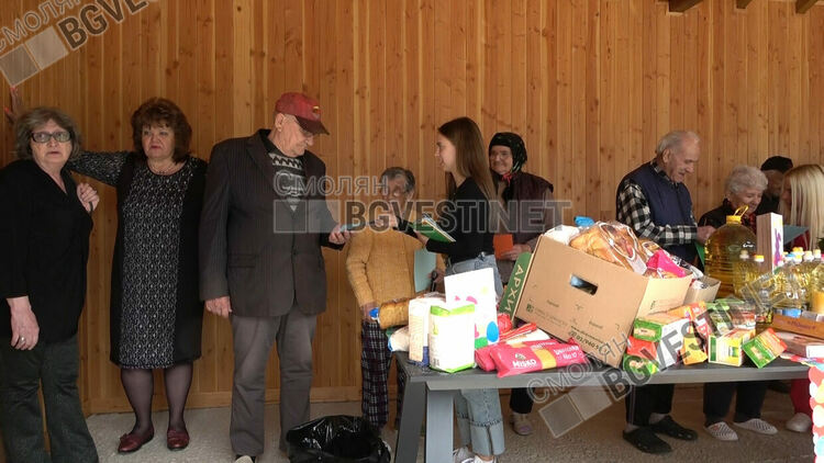 19-годишната Мария дари не само храна, но и усмивки на възрастните хора в Дома във Фатово /галерия/