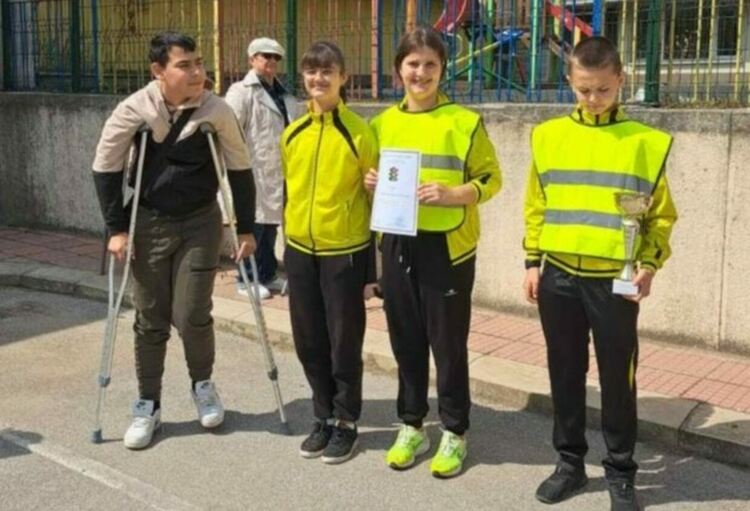 Дебърци доказаха, че и на куц крак могат да са първи