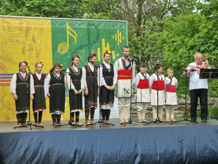 Над сто участници участват в конкурса за традиционно песенно и музикално творчество „Гласове и мелодии от Пернишко“