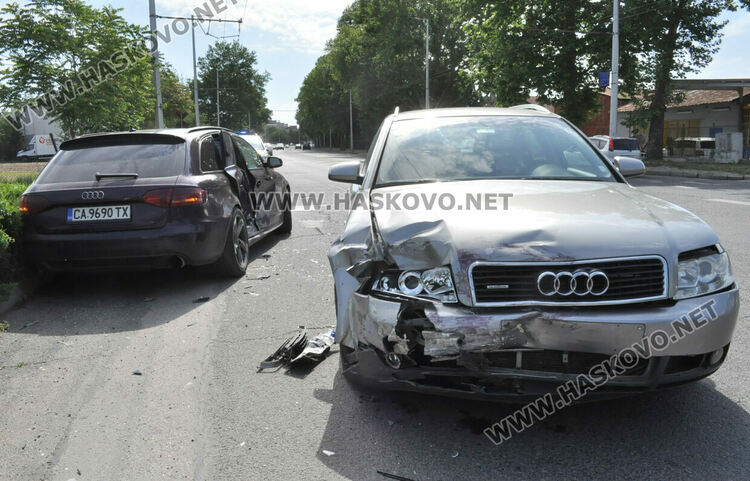 Водач пострада при катастрофа между две Аудита в Хасково