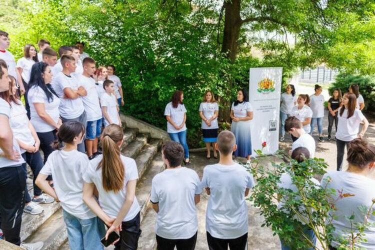Цветна леха под формата на червена панделка засадиха ученици от Радомир
