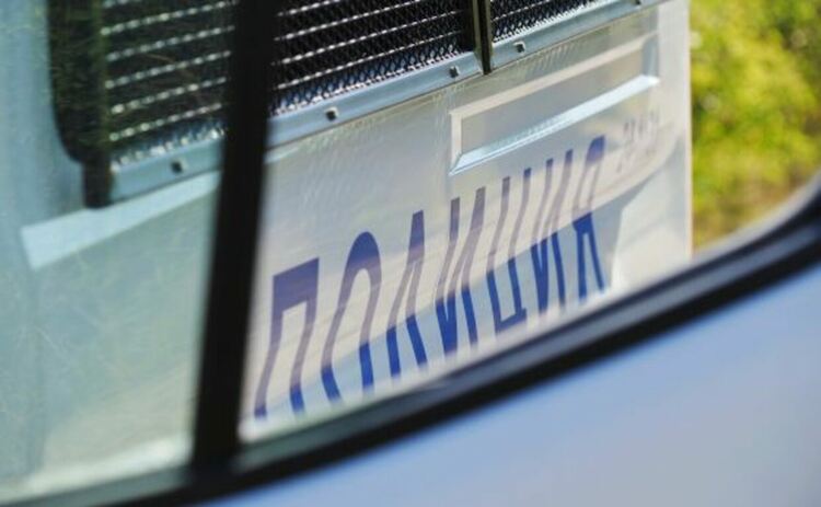 Задържаха мъж, блъскал автомобили в Перник и нападал минувачи