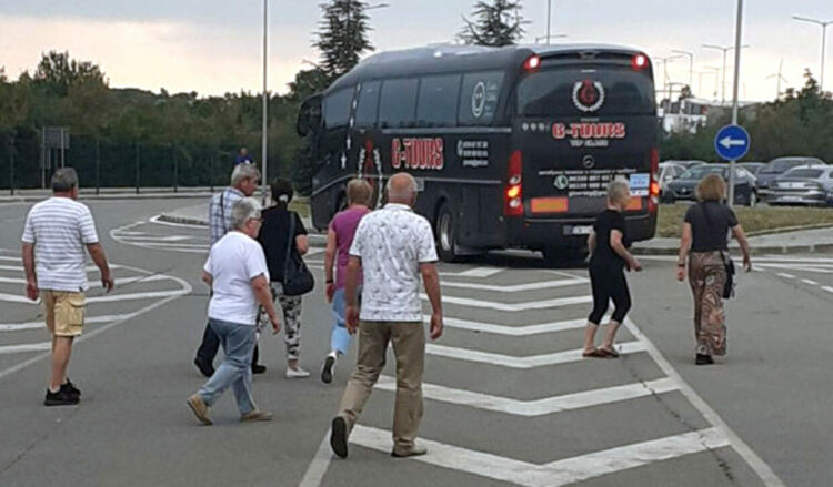 Санкционираха двама превозвачи и двама туроператори