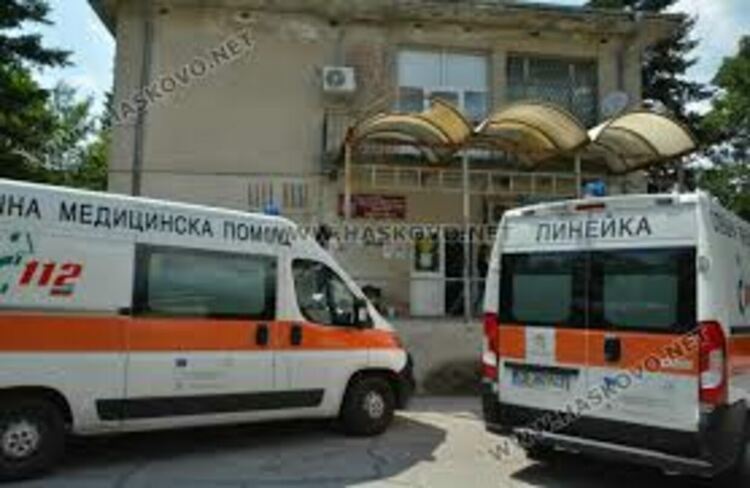 Водач на „Тойота“ мина през краката на пиян пешеходец