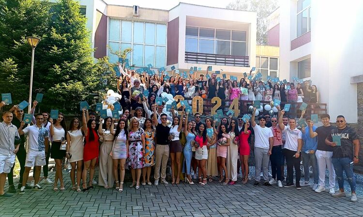 150 зрелостници от ЕГ „Христо Ботев“ получиха дипломите си