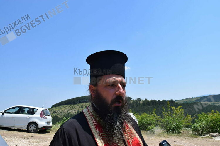 Свещеноиконом Николай Величков поема храма в гробищния парк на Кърджали