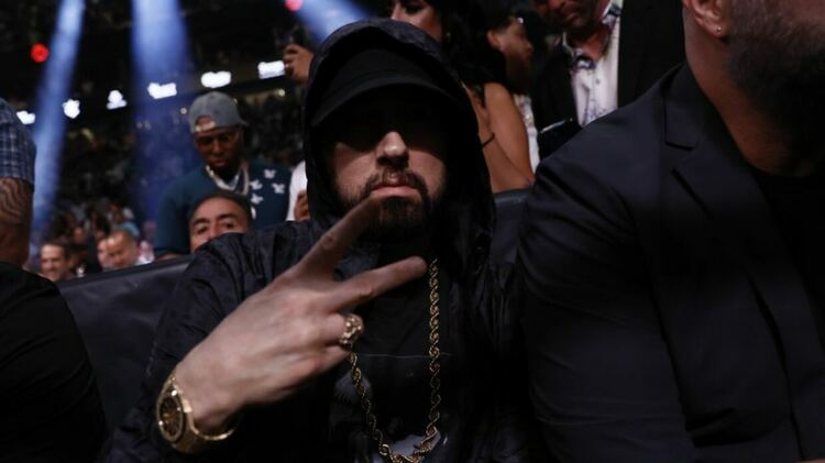 Eminem размахва моторна резачка в „Tobey“