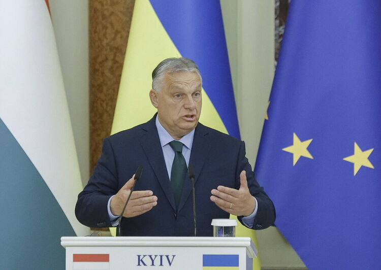 Виктор Орбан – слуга на двама господари