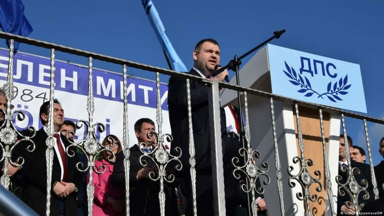 Цитаделата ДПС се пропука: Кой ще надделее
