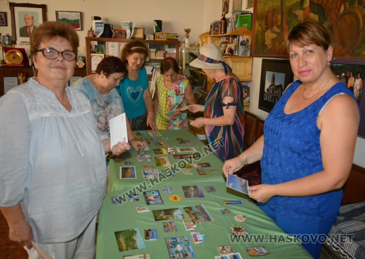 Нестанадртна изложба от картички и магнитчета откриха в читалище "Тракия-2008" 