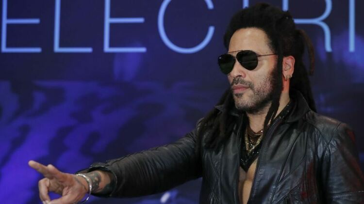 Lenny Kravitz прегърна плачеща фенка на концерт
