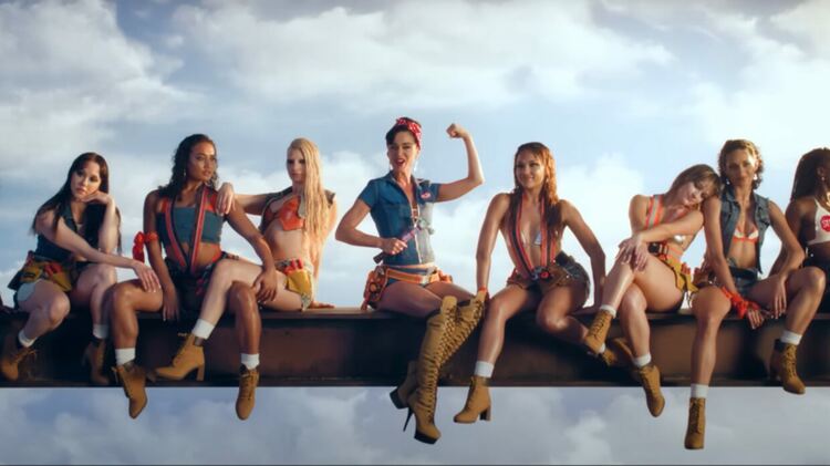 Katy Perry възхвалява женствеността в „Woman's World“ 