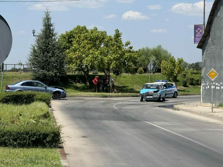 Двама пострадаха при катастрофа между два „Мерцедеса“