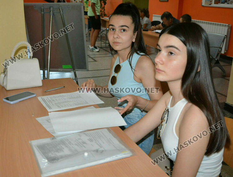 314 свободни места за трето класиране в 22 гимназии в Хасковска област