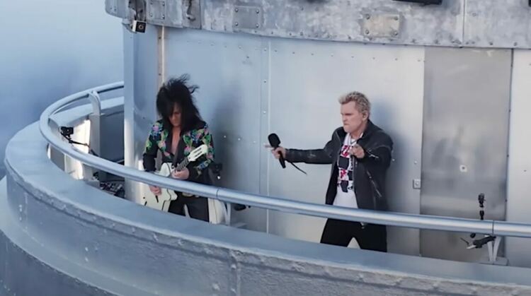Били Айдъл с акустичен „Rebel Yell“ от върха на Емпайър стейт билдинг