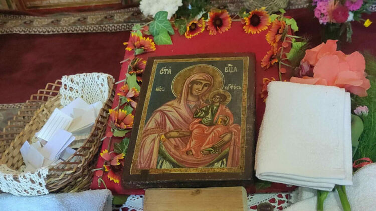 Старинна икона, изобразяваща Св. Богородица с младенеца, излагат за поклонение в радомирското село Долни Раковец