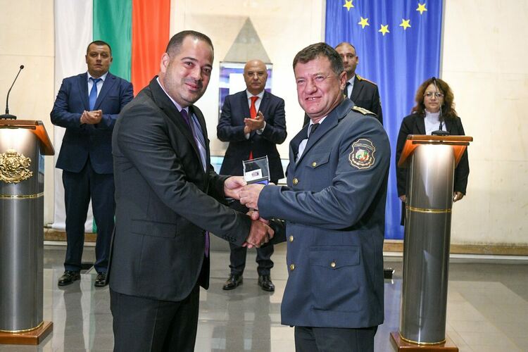 МВР награди трима пожарникари от Хасково 