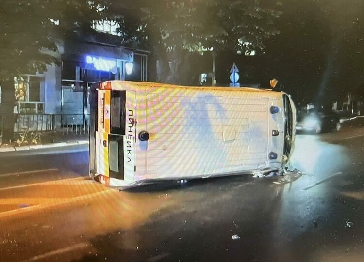 Кола блъсна линейка в Асеновград, има пострадали 