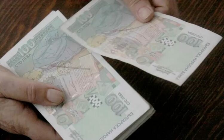 Домакинствата все повече задлъжняват със скъпи бързи кредити