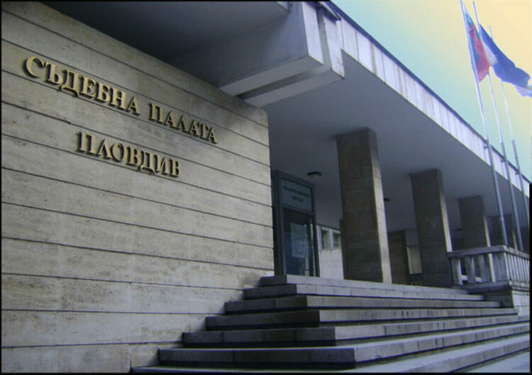 Младежъл, забил БМВ-то си в мантинела в Асеновград, само си дрифтил