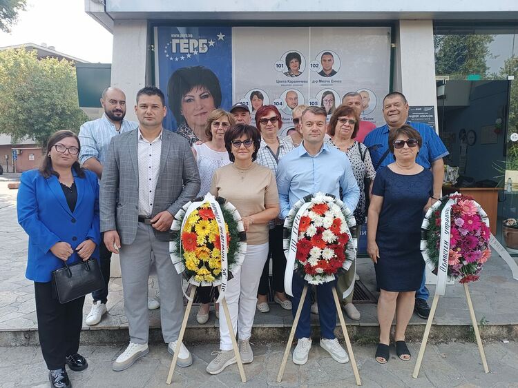 От ГЕРБ-Кърджали положиха венци на Паметника на Освободителите за Деня на Съединението
