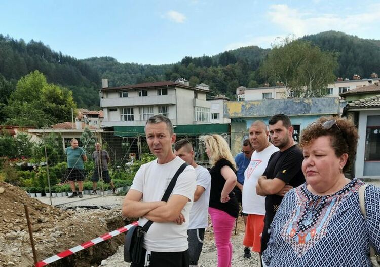 В Златоград гробар наблюдава изкопните работи при строителството на новия парк