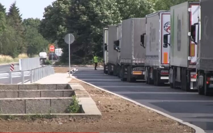 На границата все същото: едни грабливи ръце заменят други