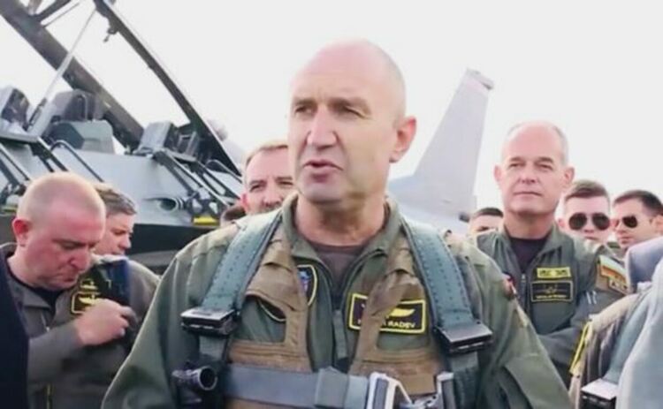 Радев летя с F-16 и призова Македония да кацне обратно в реалността