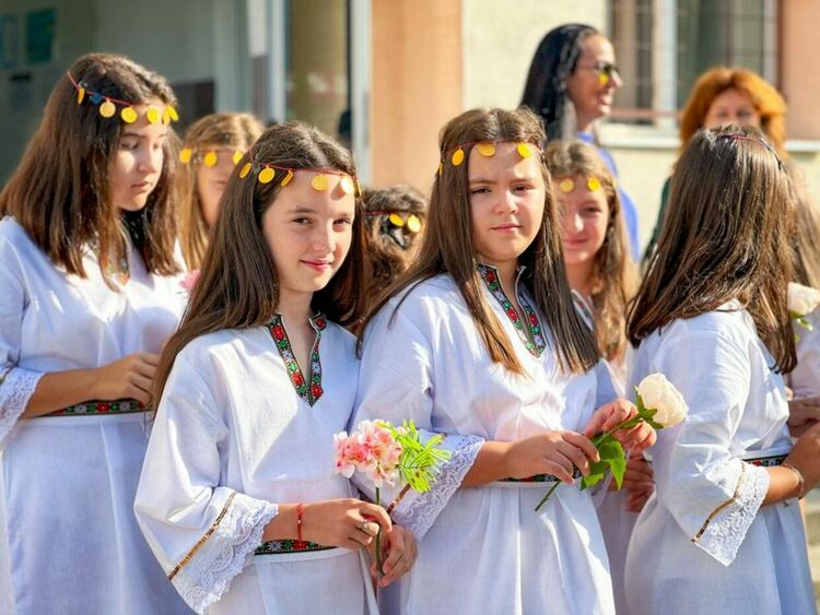 С дрескод българска шевица посрещат новата учебна година йовковци
