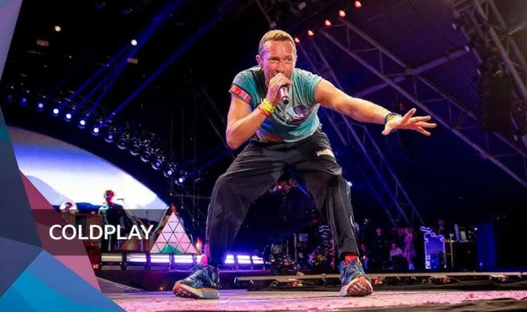 Крис Мартин изпя дегизиран в караоке бар новата песен на Coldplay – „All my love” 