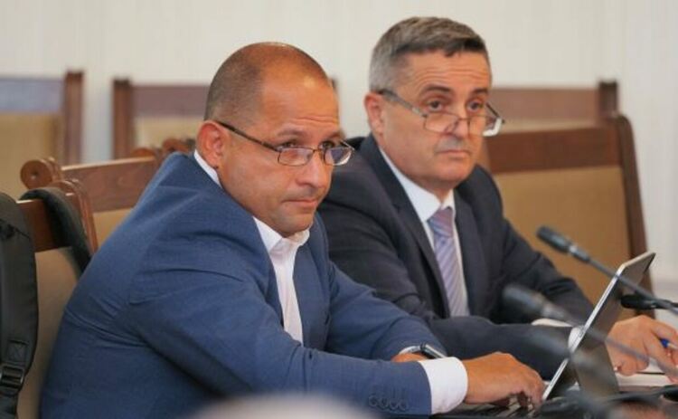 ''Награда златна наколенка''. ГЕРБ брани кмета на Доспат Елин Радев до последно
