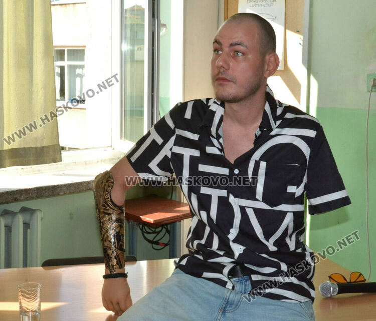 Параолимпиец, изгубил ръцете си, говори пред ученици в Хасково за силата на волята и пътя до световните титли
