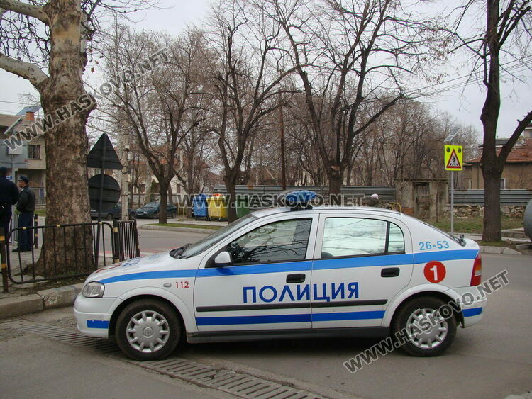 Задържаха четирима за притежание на дрога, изкорениха конопена нива 